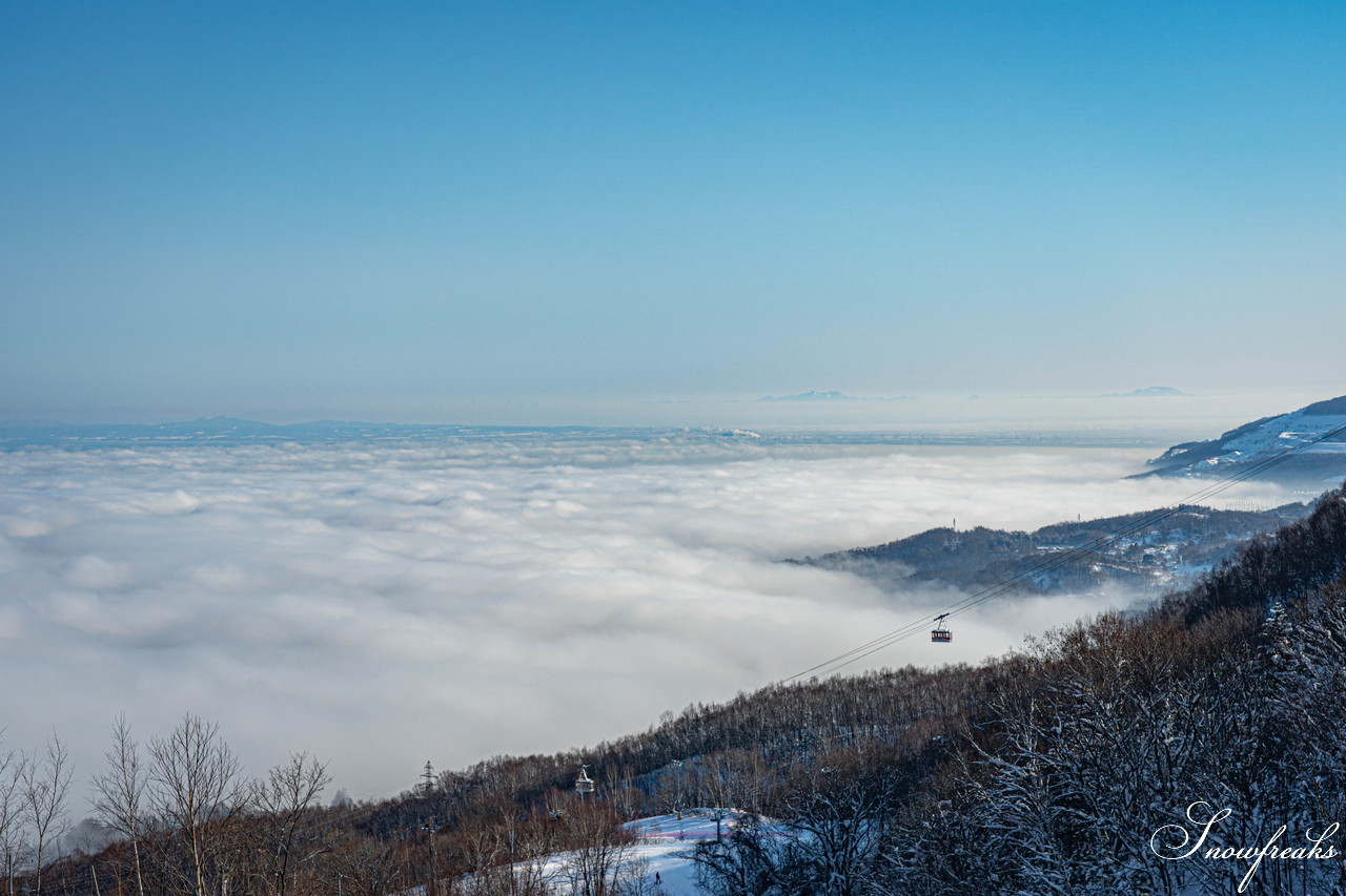 小樽天狗山スキー場　大雲海発生！息を吞む絶景とドライパウダー。北海道の雪山の魅力が詰まったローカルゲレンデを滑る！